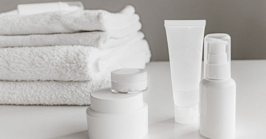 Flach liegende Anordnung von Reinigungscremes und Tüchern auf weißem Hintergrund – beste Cleanser, Cloths & Creams 2026
