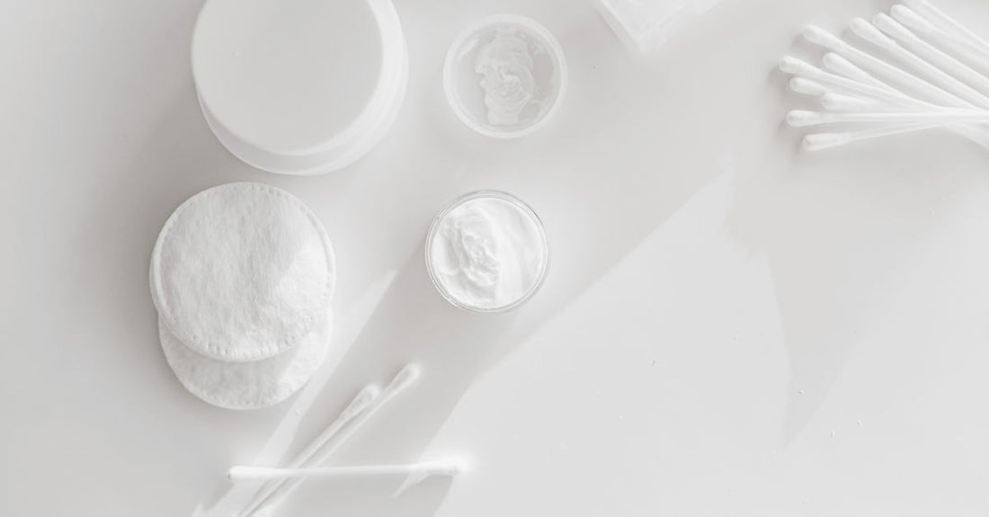 Narben & Wundpflege Buying Guide: Silikongel und Narbenpflaster auf heller Oberfläche