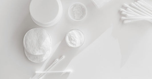 Narben & Wundpflege Buying Guide: Silikongel und Narbenpflaster auf heller Oberfläche