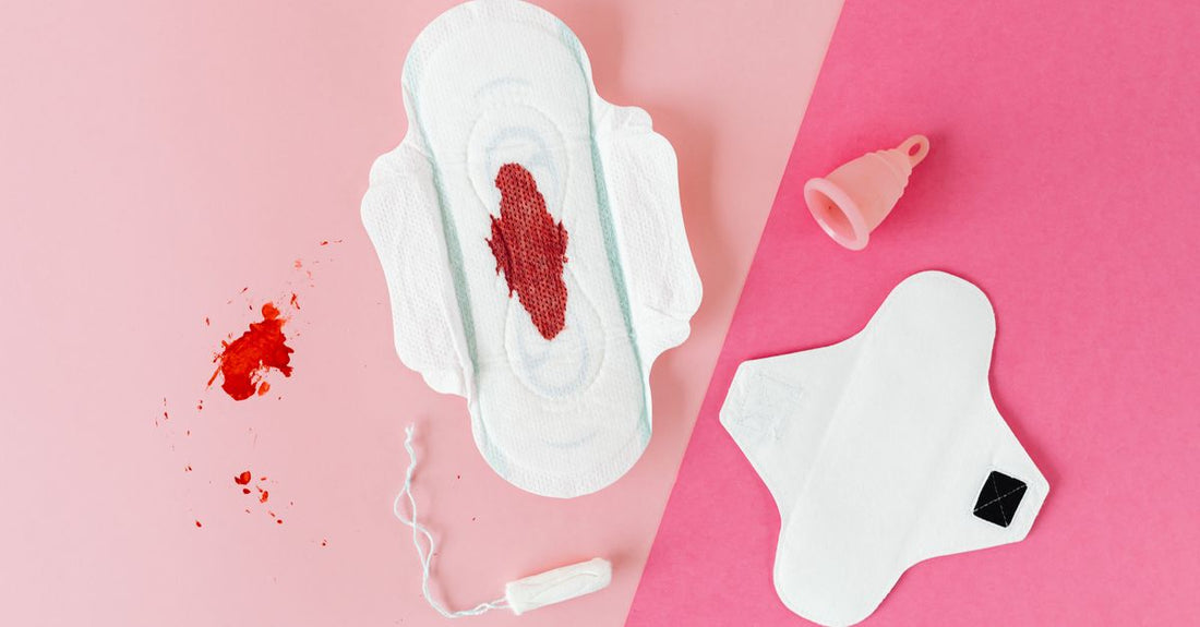 Pads, Liners, Shields & Guards Buying Guide – verschiedene Damenbinden und Slipeinlagen auf hellem Hintergrund