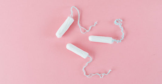 Bio-Baumwolltampons in einer Box auf hellem Hintergrund – where to buy tampons online