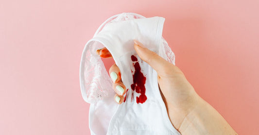 How to choose panty liners: Bio-Bambus-Slipeinlagen auf flachem Untergrund arrangiert, mit weichem Stoff und natürlichen Farben.