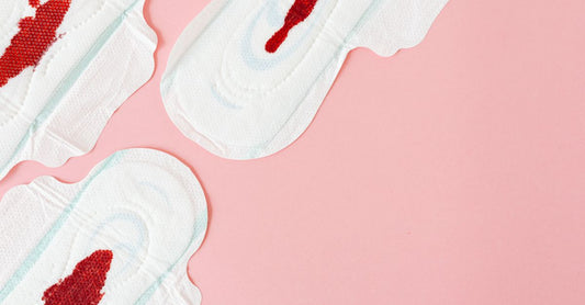 How to choose sanitary napkins: Verschiedene Damenbinden nebeneinander auf einem hellen Hintergrund, Größen und Dicken vergleichend.