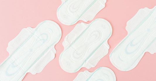 Eine flache Anordnung verschiedener Schutzslips und saugfähiger Unterwäsche mit Maßband und Pflegeanleitung – Kaufberatung für how to choose protective briefs & underwear