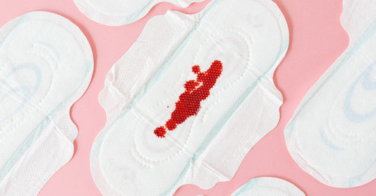 How to choose pads, liners, shields & guards – Übersicht verschiedener Einlagen und Pads auf hellem Hintergrund