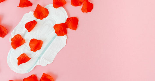 Verschiedene Damenbinden auf hellem Hintergrund, Fokus auf Saugfähigkeit und Material – best sanitary napkins 2026