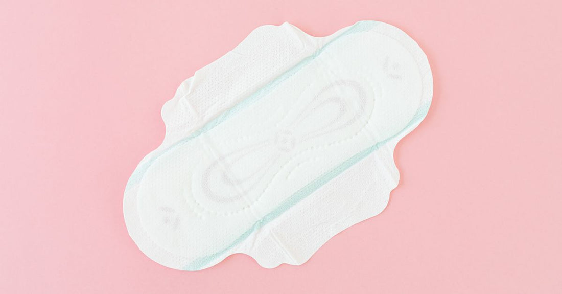 Packungen der best feminine wipes 2026 auf einem hellen Hintergrund, pH-ausgeglichen und einzeln verpackt.