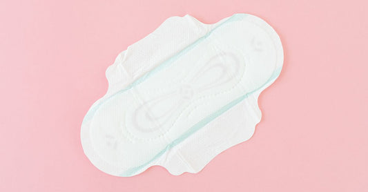Packungen der best feminine wipes 2026 auf einem hellen Hintergrund, pH-ausgeglichen und einzeln verpackt.