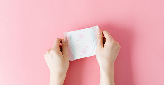 Feminine Wipes für empfindliche Haut Verpackung auf weißem Hintergrund, dermatologisch getestet