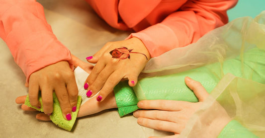 Temporäre Tattoos und Schablonen auf einem Holztisch – Auswahlhilfe für wie man temporäre Tattoos auswählt