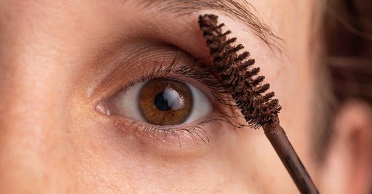 Eine schwarze Mascara-Tube auf einer weißen Marmorfläche, die die beste Mascara 2026 repräsentiert.