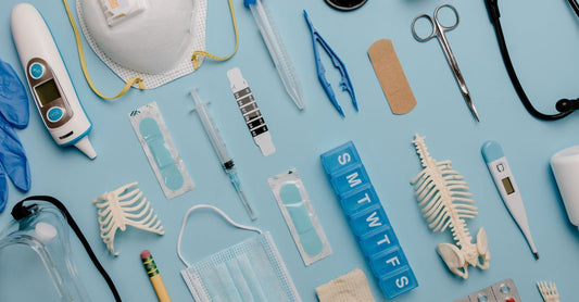 Sterile Verbandpads auf weißem Hintergrund, beste Verbandpads 2026 für empfindliche Haut