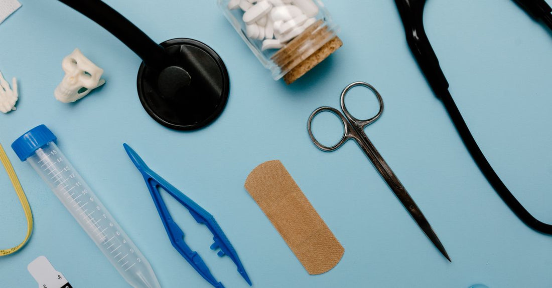 Erste-Hilfe-Set mit Verbandsmaterial und Schere auf hellem Hintergrund – Erste Hilfe Buying Guide