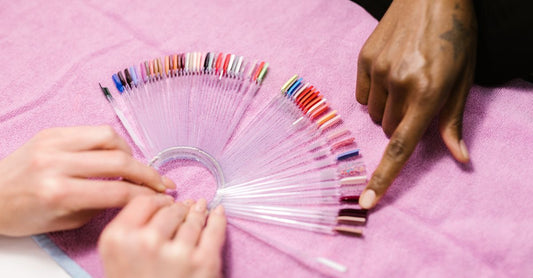 Best Press On Nails 2026 in verschiedenen Farben und Designs auf einem weißen Hintergrund flach ausgelegt