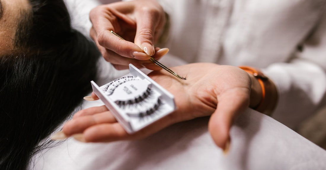 Falsche Wimpern in verschiedenen Stilen auf einem neutralen Hintergrund, als Teil eines False Lashes Buying Guides
