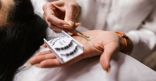 Falsche Wimpern in verschiedenen Stilen auf einem neutralen Hintergrund, als Teil eines False Lashes Buying Guides