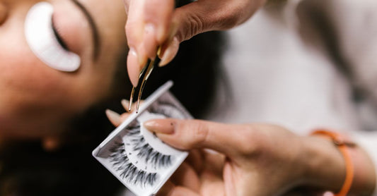 Best False Lashes 2026 Auswahl: Fünf Paare hochwertiger Kunstwimpern auf einem Marmortisch angeordnet.
