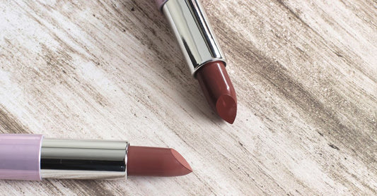 Verschiedene Lippenstifte auf einer weißen Fläche – Lipstick Buying Guide für langanhaltende Farbe