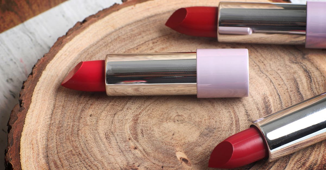 Verschiedene Lippenstifte in einer flachen Anordnung auf hellem Hintergrund – Bester Lippenstift 2026