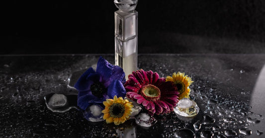 How to choose Eau de Toilette: Eine Auswahl an Parfümflakons auf einem minimalistischen Tisch für die Duftauswahl.
