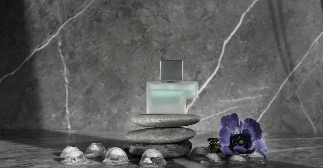 Best Eau de Parfum 2026: Eleganter Parfumflakon auf Marmoroberfläche für eine stilvolle Duftroutine