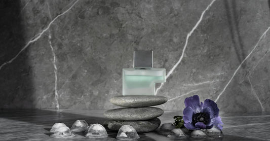 Best Eau de Parfum 2026: Eleganter Parfumflakon auf Marmoroberfläche für eine stilvolle Duftroutine