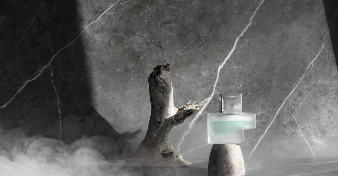 Eau de Parfum Buying Guide: Ein eleganter Parfumflakon auf einer Marmoroberfläche, der für Langlebigkeit und Pflege steht.