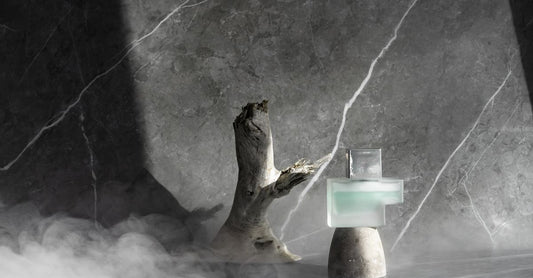Eau de Parfum Buying Guide: Ein eleganter Parfumflakon auf einer Marmoroberfläche, der für Langlebigkeit und Pflege steht.