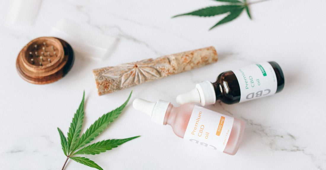 Drei Serum-Flaschen auf Marmor-Untergrund in Flatlay-Anordnung für den Serums Buying Guide 2026