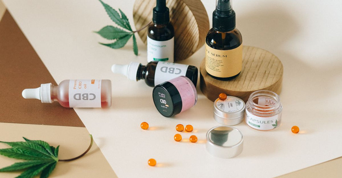 Bunte Fläschchen mit Kinder-Vitaminen auf einem hellen Holztisch – Kinder-Vitamine Kaufberatung 2026