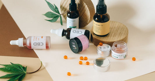 Bunte Fläschchen mit Kinder-Vitaminen auf einem hellen Holztisch – Kinder-Vitamine Kaufberatung 2026