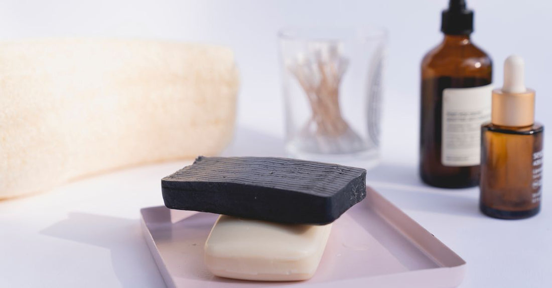 Seifen Buying Guide 2026: Verschiedene handgemachte Seifenstücke auf einem Holztisch