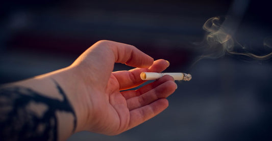 Beste Nikotinkaugummis & Lutschtabletten 2026 in verschiedenen Geschmacksrichtungen auf einem hellen Holztisch