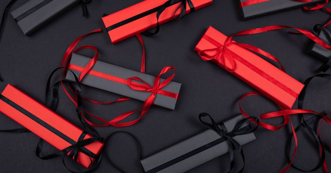 Health Care Buying Guide: Hochwertige Pflegeprodukte als Geschenk-Set auf hellem Hintergrund