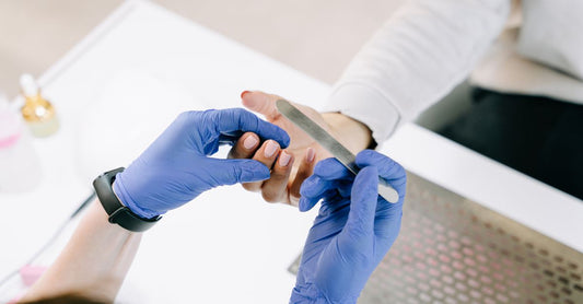 Verschiedene Nagelfeilen und Buffer in einer flachen Anordnung auf hellem Hintergrund – Nagelfeilen & Buffer Kaufberatung
