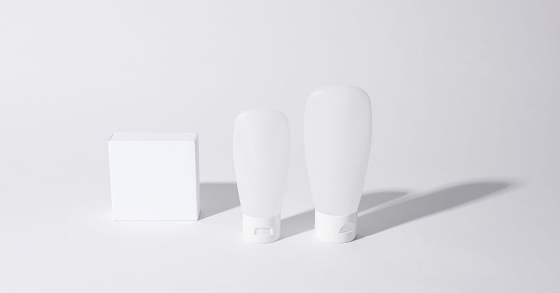 Scar cream for surgery scars best: Eine weiße Narbencreme-Tube auf einem minimalistischen Holztisch, daneben eine grüne Pflanze.