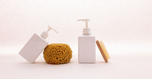 Feminine wash for pH balance best: Flasche einer Intimwaschlotion mit Milchsäure auf weißem Hintergrund