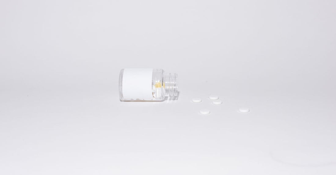 Eine weiße Flasche mit Calcium-Tabletten vor einem neutralen Hintergrund – bestes Calcium 2026