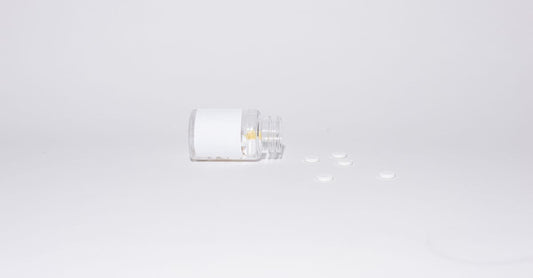 Eine weiße Flasche mit Calcium-Tabletten vor einem neutralen Hintergrund – bestes Calcium 2026