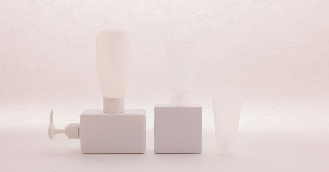 Baby Lotion für trockene Haut beste: Eine weiße Baby-Lotion-Flasche vor neutralem Hintergrund.