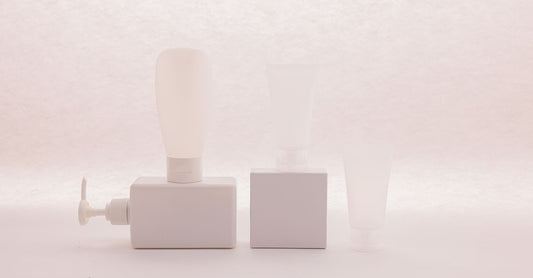 Baby Lotion für trockene Haut beste: Eine weiße Baby-Lotion-Flasche vor neutralem Hintergrund.