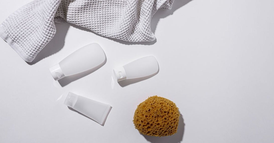 Fünf hochwertige Duschgelflaschen auf einer Marmorablage – best body washes 2026 für geschmeidige Haut