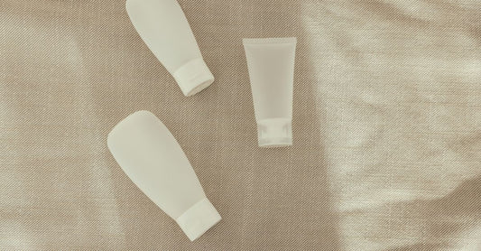 Baby- & Kinderpflege Buying Guide: Flaschen mit Baby-Hautpflegeprodukten auf einem Regal