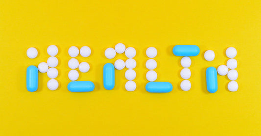 Diet & Sports Nutrition Buying Guide: Verschiedene Sportnahrungsergänzungsmittel wie Omega-3-Kapseln, Kollagen und Vitamin-D in einer cleanen Flatlay-Anordnung.