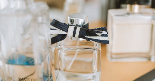 Eau de Toilette Buying Guide: Verschiedene Parfümflakons auf einem Marmortisch arrangiert