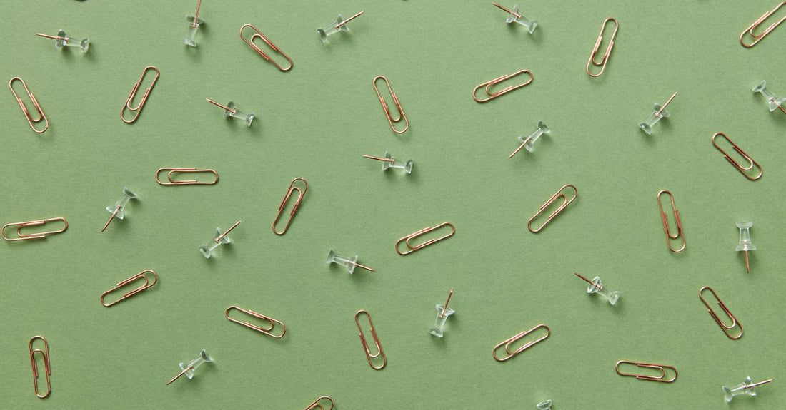 Verschiedene Haarnadeln und Haarspangen flach auf einem hellen Hintergrund angeordnet, darunter U-förmige French Hair Pins und gewellte Haarnadeln