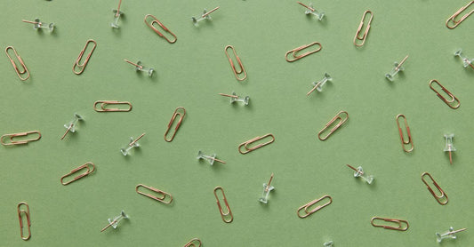 Verschiedene Haarnadeln und Haarspangen flach auf einem hellen Hintergrund angeordnet, darunter U-förmige French Hair Pins und gewellte Haarnadeln