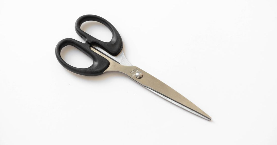 Edelstahl-Augenbrauenschere auf hellem Hintergrund – Eyebrow Scissors Buying Guide