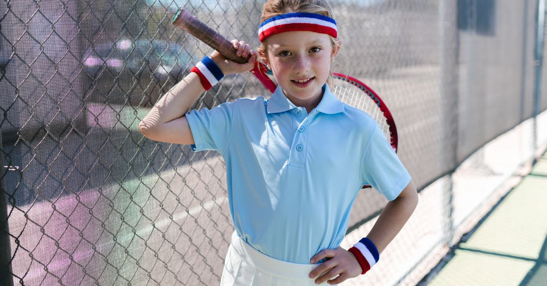 Best wristbands 2026: Nahaufnahme eines schwarzen Schweißbands auf einem Tennisplatz