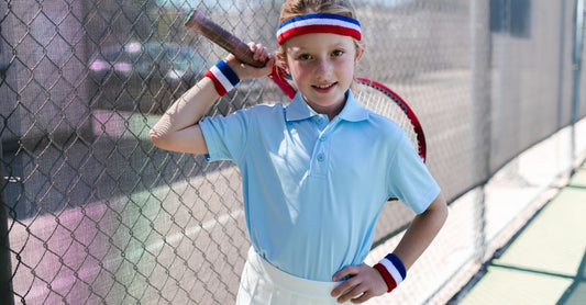 Best wristbands 2026: Nahaufnahme eines schwarzen Schweißbands auf einem Tennisplatz